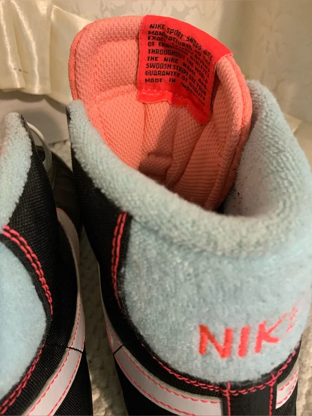 NIKE